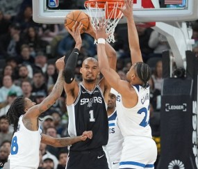 爱德华兹空砍新高55分 文班39+9马刺擒狼