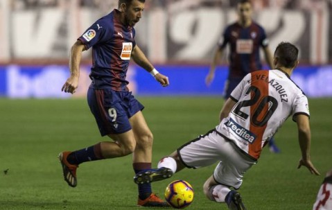 西甲中游生死绞杀！巴列卡诺死磕阿拉维斯：主场强硬派 VS 客场长传王？