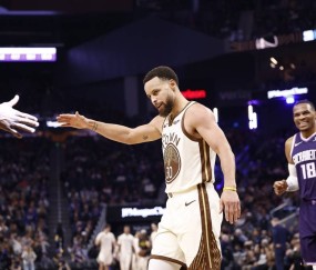 搞心态！库里变裁判威少崩溃 轰27+10勇士新年首迎2连胜