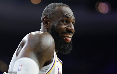 老詹满电回归重新戴起皇冠 决胜期连得10分+晚安抢断