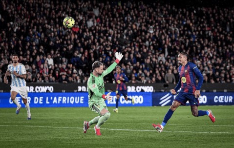 三球横扫，一夜登顶，巴萨逆袭，西甲榜首又换人，皇马仅差1分